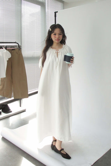 Long dress with ruffle collar and bow tie - 0D0714 - White